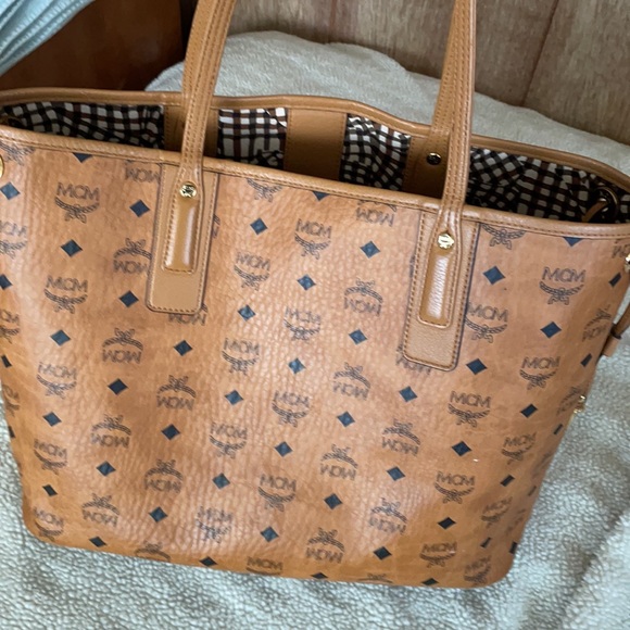 MCM Medium Liz Shopper Tote (W/POUCH AND DUSTBAG) - Picture 4 of 16